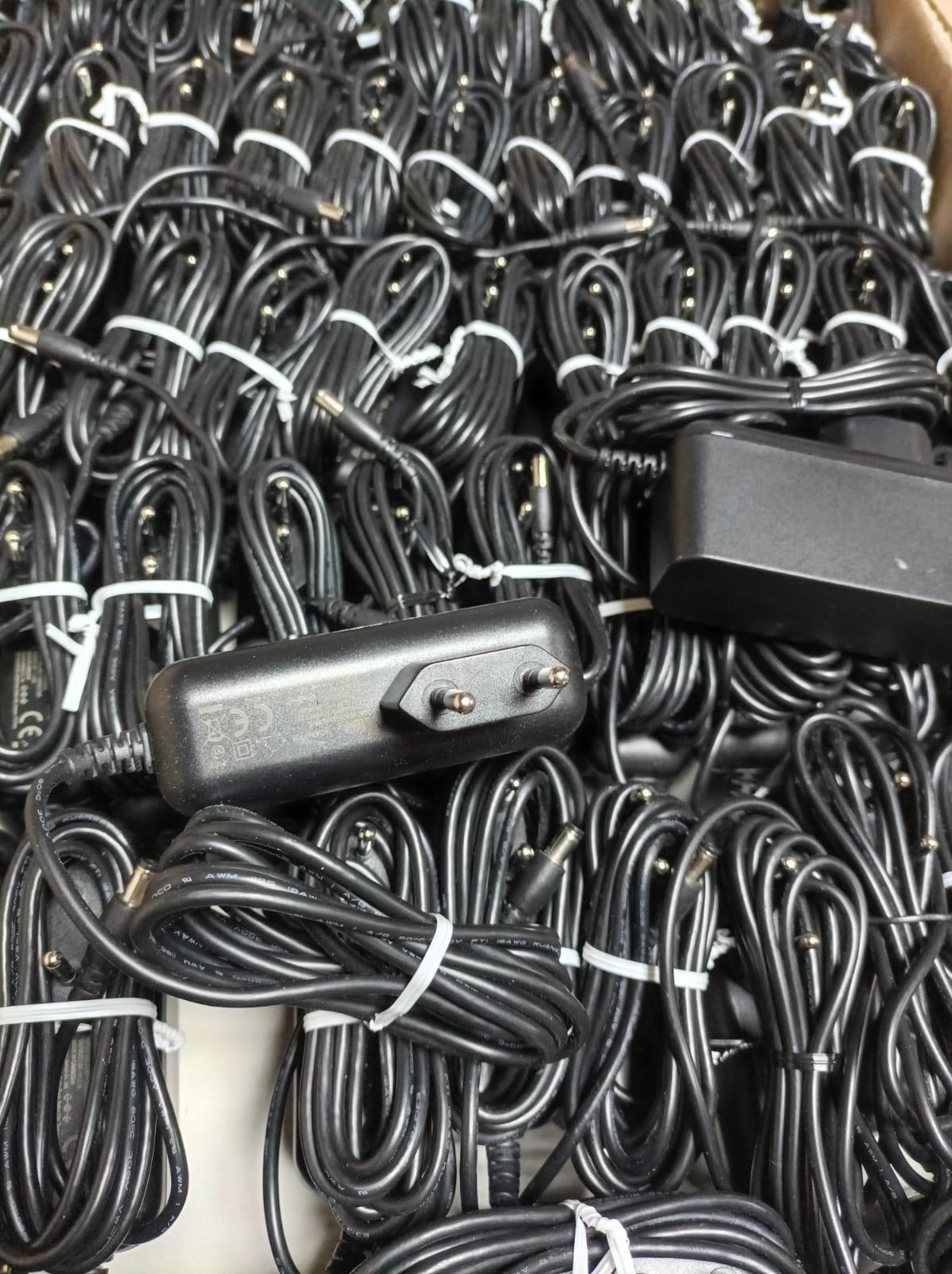 12 VOLT 2,5 AMPER ORJİNAL KALİTELİ ADAPTÖR