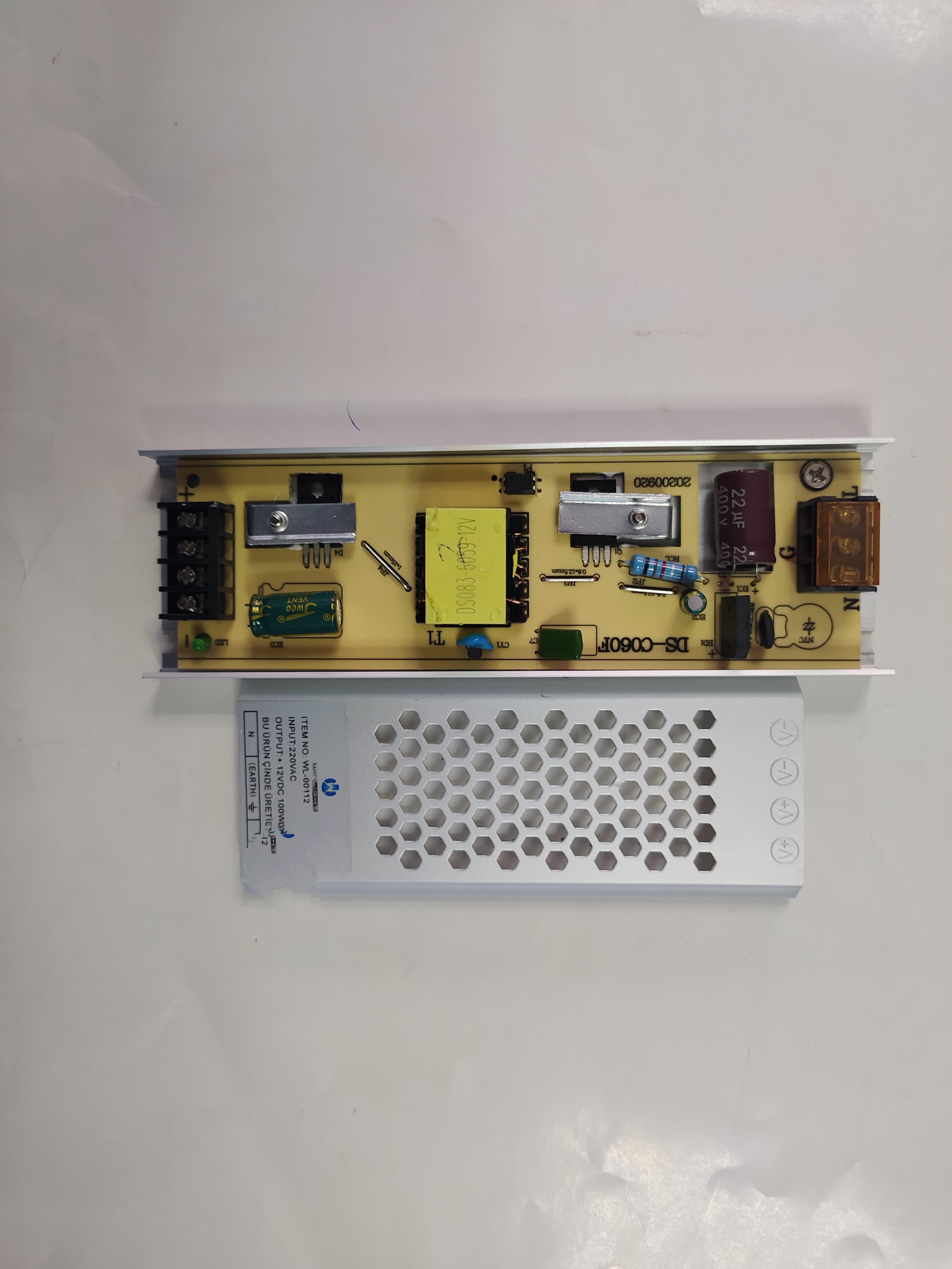 12 VOLT 16,5 AMPER SLİM METAL KASA ADAPTÖR